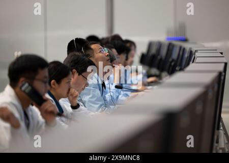 (240602) -- BEIJING, 2 juin 2024 (Xinhua) -- travail du personnel technique au Centre de contrôle aérospatial de Beijing (BACC) à Beijing, capitale de la Chine, 2 juin 2024. Le Chang'e-6 chinois a atterri de l'autre côté de la lune dimanche matin, et recueillera des échantillons de ce terrain rarement exploré pour la première fois dans l'histoire de l'humanité, a annoncé la China National Space Administration (CNSA). Soutenu par le satellite relais Queqiao-2, la combinaison atterrisseur-ascendant de la sonde Chang'e-6 a atterri avec succès sur la zone d'atterrissage désignée à 6h23 (heure de Pékin) dans le pôle Sud-Aitken ( Banque D'Images