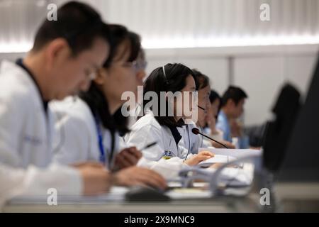 (240602) -- BEIJING, 2 juin 2024 (Xinhua) -- travail du personnel technique au Centre de contrôle aérospatial de Beijing (BACC) à Beijing, capitale de la Chine, 2 juin 2024. Le Chang'e-6 chinois a atterri de l'autre côté de la lune dimanche matin, et recueillera des échantillons de ce terrain rarement exploré pour la première fois dans l'histoire de l'humanité, a annoncé la China National Space Administration (CNSA). Soutenu par le satellite relais Queqiao-2, la combinaison atterrisseur-ascendant de la sonde Chang'e-6 a atterri avec succès sur la zone d'atterrissage désignée à 6h23 (heure de Pékin) dans le pôle Sud-Aitken ( Banque D'Images