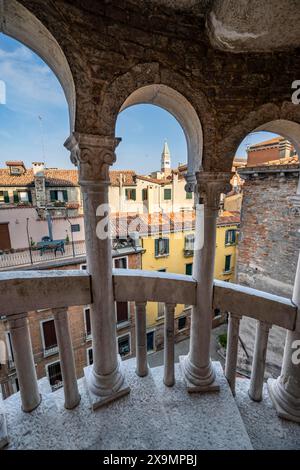 Vue de maisons à Venise depuis l'escalier en colimaçon du Palazzo Contarini del Bovolo, palais avec escalier en colimaçon, Venise, Vénétie, Italie Banque D'Images