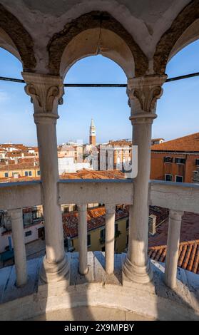 Vue de maisons à Venise avec campanile depuis la tour du Palazzo Contarini del Bovolo, palais avec escalier en colimaçon, Venise, Vénétie, Italie Banque D'Images