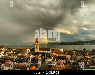 Vue aérienne de la ville de Radolfzell sur le lac de Constance avec la Radolfzell Minster devant le coucher du soleil, avec un double arc-en-ciel après un lourd Banque D'Images