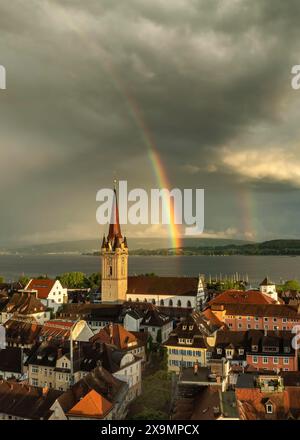 Vue aérienne de la ville de Radolfzell sur le lac de Constance avec la Radolfzell Minster devant le coucher du soleil, avec un double arc-en-ciel après un lourd Banque D'Images