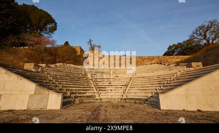 Amphithéâtre antique avec des marches en pierre, capturé dans la lumière du matin, site archéologique, ville de Rhodes, Rhodes, Dodécanèse, îles grecques Banque D'Images