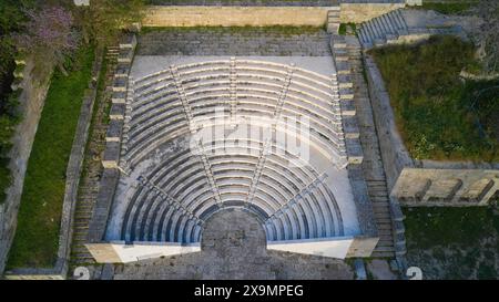 Vue aérienne d'un ancien amphithéâtre avec des marches en pierre entourées d'espaces verts, site archéologique, ville de Rhodes, Rhodes, Dodécanèse Banque D'Images