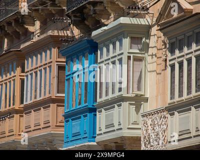 Une série de balcons colorés et ornés et de fenêtres de bâtiments dans la ville, l'île de Gozo avec des maisons historiques, des balcons colorés Banque D'Images