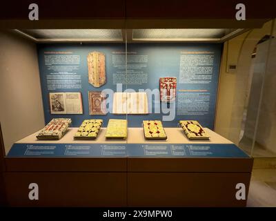 Vitrine dans le musée Monastère musée avec des livres anciens en partie de l'ancien atelier historique de copie des moines dans le site orthodoxe du patrimoine mondial de l'UNESCO Banque D'Images