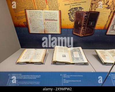 Vitrine dans le musée Monastère musée avec des livres anciens en partie de l'ancien atelier historique de copie des moines dans le site orthodoxe du patrimoine mondial de l'UNESCO Banque D'Images