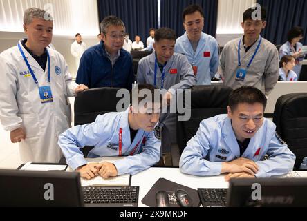 (240602) -- PÉKIN, 2 juin 2024 (Xinhua) -- le personnel technique visualise les données renvoyées par la combinaison atterrisseur-ascendeur de la sonde Chang'e-6 au Centre de contrôle aérospatial de Pékin (BACC) à Pékin, capitale de la Chine, le 2 juin 2024. Le Chang'e-6 chinois a atterri de l'autre côté de la lune dimanche matin, et recueillera des échantillons de ce terrain rarement exploré pour la première fois dans l'histoire de l'humanité, a annoncé la China National Space Administration (CNSA). Soutenu par le satellite relais Queqiao-2, la combinaison atterrisseur-ascendant de la sonde Chang'e-6 a atterri avec succès à l'emplacement désigné Banque D'Images