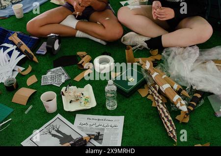 New York, États-Unis. 01 juin 2024. Les étudiants décorent des modèles de missiles en carton dans le nouveau campement étudiant de l'Université Columbia à Manhattan, NY, le 1er juin 2024. Le nouveau campement «Revolt 4 Rafah» a été établi vendredi pendant le week-end de réunion des anciens élèves et appelle les anciens élèves de Columbia à retenir les dons jusqu'à ce que l'université accepte de se désinvestir. (Katie Smith/Sipa USA) crédit : Sipa USA/Alamy Live News Banque D'Images