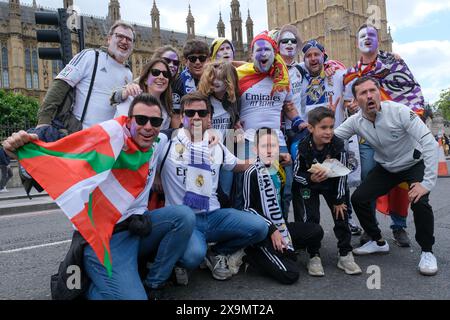 Londres, Royaume-Uni, 1er juin 2024. Les fans du Real Madrid posent pour des photos sur le pont de Westminster avant la finale de la Ligue des Champions face au Borussia Dortmund au stade de Wembley. Crédit : onzième heure photographie/Alamy Live News Banque D'Images