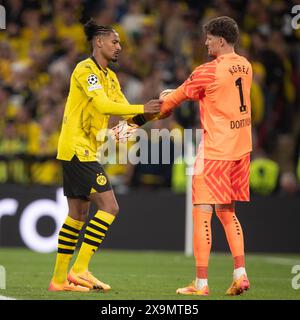 Stade de Wembley, Londres le samedi 1er juin 2024. Sébastien Haller de Borussia Dortmund et Gregor Kobel de Borussia Dortmund font des gestes lors de la finale de l'UEFA Champions League entre le Borussia Dortmund et le Real Madrid au stade de Wembley à Londres le samedi 1er juin 2024. (Photo : Federico Guerra Maranesi | mi News) crédit : MI News & Sport /Alamy Live News Banque D'Images