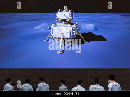(240602) -- BEIJING, 2 juin 2024 (Xinhua) -- travail du personnel technique au Centre de contrôle aérospatial de Beijing (BACC) à Beijing, capitale de la Chine, 2 juin 2024. Le Chang'e-6 chinois a atterri de l'autre côté de la lune dimanche matin, et recueillera des échantillons de ce terrain rarement exploré pour la première fois dans l'histoire de l'humanité, a annoncé la China National Space Administration (CNSA). Soutenu par le satellite relais Queqiao-2, la combinaison atterrisseur-ascendant de la sonde Chang'e-6 a atterri avec succès sur la zone d'atterrissage désignée à 6h23 (heure de Pékin) dans le pôle Sud-Aitken ( Banque D'Images