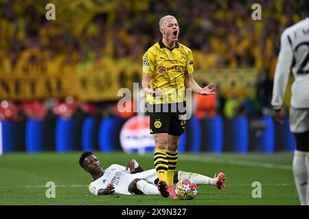 Julian Ryerson (Borussia Dortmund)Vinicius Junior (Real Madrid) lors de la finale de l'UEFA Europa Champions League entre Borussia Dortmund 0-0 Real Madrid au stade de Wembley le 1er juin 2024 à Londres, Royaume-Uni. Crédit : Maurizio Borsari/AFLO/Alamy Live News Banque D'Images