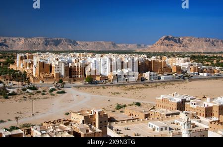 Shibam est une ville du Yémen, dans le gouvernorat de Hadhramaut. Connu pour ses gratte-ciel en briques de boue, il est connu comme le « Manhattan du désert ». Banque D'Images