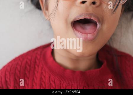 gros plan de l'enfant criant à la maison Banque D'Images
