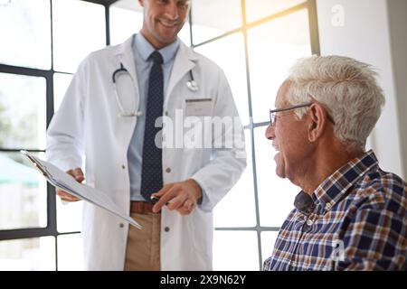 Médecin, vieil homme et presse-papiers pour la paperasse, la consultation et heureux pour les bonnes nouvelles, l'examen ou le rapport. Médecin, patient âgé et liste de contrôle pour Banque D'Images