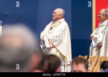 Kazimierz Nycz prélat polonais pendant la procession du Corpus Christi. Corpus Christi, la fête du très Saint corps et du sang du Christ, est célébrée en Pologne. Pour les catholiques, c'est une fête spéciale et joyeuse - elle nous rappelle la dernière Cène et la transformation du pain et du vin en corps et en sang du Christ. À Varsovie après le Saint Massé solennel. Dans la basilique de l'archicathédrale de Jean-Baptiste, une procession passa dans les rues de la ville. La procession s'arrêta aux autels placés par les résidents devant les églises. Banque D'Images