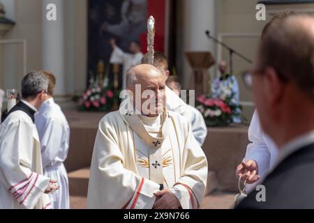 Kazimierz Nycz prélat polonais pendant la procession du Corpus Christi. Corpus Christi, la fête du très Saint corps et du sang du Christ, est célébrée en Pologne. Pour les catholiques, c'est une fête spéciale et joyeuse - elle nous rappelle la dernière Cène et la transformation du pain et du vin en corps et en sang du Christ. À Varsovie après le Saint Massé solennel. Dans la basilique de l'archicathédrale de Jean-Baptiste, une procession passa dans les rues de la ville. La procession s'arrêta aux autels placés par les résidents devant les églises. (Photo de Marek Antoni Iwanczuk/SOPA images/ Banque D'Images