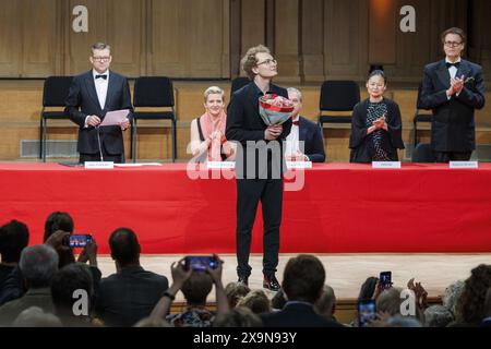 Bruxelles, Belgique. 02 juin 2024. Vainqueur ukrainien Dmytro Udovychenko photographié lors de la finale du concours de violon Reine Elisabeth 2024, à la salle de concert Bozar à Bruxelles le samedi 01 juin 2024. BELGA PHOTO NICOLAS MAETERLINCK crédit : Belga News Agency/Alamy Live News Banque D'Images