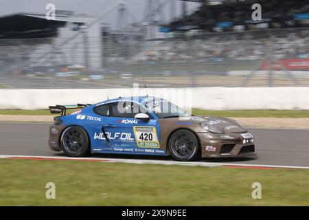 Matthias Beckwermert (Emsdett/DEU) / Marc Schoeni (Neuhausen/CHE) / Jaqueline Kreuzpointner (Kirchheim/DEU) / Alesia Kreuzpointner (Kirchheim/DEU), #420, Porsche 718 Cayman GT4 CS, Team : four Motors (DEU), Motorsport, ADAC Ravenol 24H Rennen Nuerburgring, Nuerburg, Nuerburg, 30.05.2024 - 02.06.06.2024, Samerstag/01.06.2024 Banque D'Images