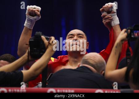 Riyad, Arabie Saoudite. 2 juin 2024. Zhang Zhilei, de Chine, célèbre sa victoire contre Deontay Wilder, des États-Unis, lors de la compétition de boxe 5VS5 à Riyad, en Arabie Saoudite, le 2 juin 2024. Crédit : Wang Haizhou/Xinhua/Alamy Live News Banque D'Images