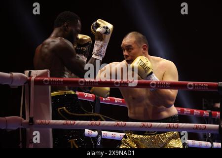 Riyad, Arabie Saoudite. 2 juin 2024. Zhang Zhilei (R), de Chine, combat avec Deontay Wilder, des États-Unis, lors de l'épreuve de boxe 5VS5 à Riyad, en Arabie Saoudite, le 2 juin 2024. Crédit : Wang Haizhou/Xinhua/Alamy Live News Banque D'Images