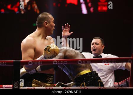 Riyad, Arabie Saoudite. 2 juin 2024. Zhang Zhilei (G), de Chine, combat avec Deontay Wilder, des États-Unis, lors de l'épreuve de boxe 5VS5 à Riyad, en Arabie Saoudite, le 2 juin 2024. Crédit : Wang Haizhou/Xinhua/Alamy Live News Banque D'Images