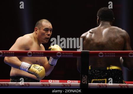 Riyad, Arabie Saoudite. 2 juin 2024. Zhang Zhilei (G), de Chine, combat avec Deontay Wilder, des États-Unis, lors de l'épreuve de boxe 5VS5 à Riyad, en Arabie Saoudite, le 2 juin 2024. Crédit : Wang Haizhou/Xinhua/Alamy Live News Banque D'Images