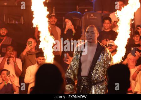 Riyad, Arabie Saoudite. 2 juin 2024. Zhang Zhilei (à droite) de Chine arrive pour son combat contre Deontay Wilder des États-Unis lors de l'épreuve de boxe 5VS5 à Riyad, en Arabie Saoudite, le 2 juin 2024. Crédit : Wang Haizhou/Xinhua/Alamy Live News Banque D'Images