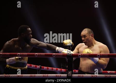 Riyad, Arabie Saoudite. 2 juin 2024. Zhang Zhilei (R), de Chine, combat avec Deontay Wilder, des États-Unis, lors de l'épreuve de boxe 5VS5 à Riyad, en Arabie Saoudite, le 2 juin 2024. Crédit : Wang Haizhou/Xinhua/Alamy Live News Banque D'Images