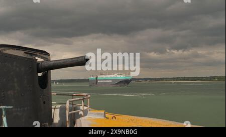 Calshot, hampshire, Royaume-Uni. Le navire Wallenius Wilhelmsen Tarifa quitte le port de Southampton et navigue sur Solent en direction de Halifax, au Canada. Banque D'Images