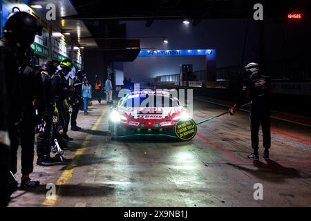 Felipe Fernandez laser, Daniel Keilwitz, Luca Ludwig, Nicolas Varrone (Frikadelli Racing Team, Ferrari 296 GT3, SP9, #01) in der Box, GER, 52. ADAC Ravenol 24h Nuerburgring, 24 Stunden Rennen, 01.06.2024 Foto : Eibner-Pressefoto/Michael Memmler Banque D'Images