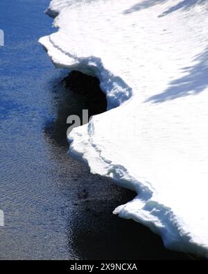 Dégel du glacier au-dessus de la surface de l'eau en plein soleil. Banque D'Images