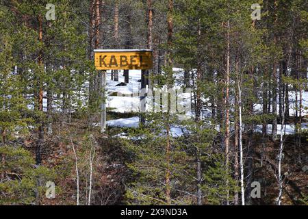 Panneau en bois dans la forêt avec le mot suédois Kabel (câble) écrit dessus. Banque D'Images