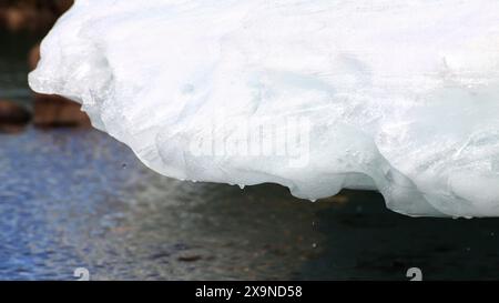 Détail de la fonte et du coulage du glacier au-dessus de la surface de l'eau. Banque D'Images