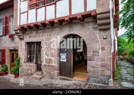 Saint-Jean-pied-de-Port, France- 14 mai 2024 : le bureau d'enregistrement de la voie Camino à Saint Jean. Un des débuts de la Camino Way. Banque D'Images