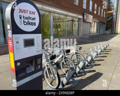 Belfast, Royaume-Uni- 21 avril 2024 : une rangée de vélos à louer juste à l'extérieur de Queen's University Belfast Banque D'Images