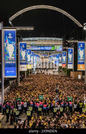 Londres, Royaume-Uni. 01 juin 2024. Après le match, la foule est vue quitter le stade de Wembley. La finale de la Ligue des Champions 2024 a lieu au stade de Wembley, les supporters des deux équipes de la finale, le Real Madrid et le Borussia Dortmund, ont parcouru Londres pour soutenir leurs équipes. Crédit : SOPA images Limited/Alamy Live News Banque D'Images