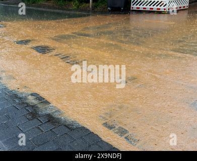 Rue inondée lors d'une tempête avec de fortes pluies en ville Banque D'Images