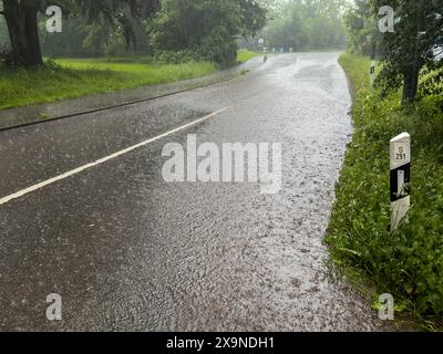 Rue inondée lors d'une tempête avec de fortes pluies dans le village Banque D'Images