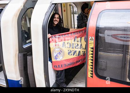 Londres, Royaume-Uni. 01 juin 2024. Un fan du Real Madrid montre un drapeau d'équipe sur Jubilee Line. La finale de la Ligue des Champions 2024 a lieu au stade de Wembley, les supporters des deux équipes de la finale, le Real Madrid et le Borussia Dortmund, ont parcouru Londres pour soutenir leurs équipes. (Photo de Daniel Lai/SOPA images/SIPA USA) crédit : SIPA USA/Alamy Live News Banque D'Images