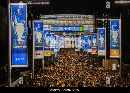 Londres, Royaume-Uni. 01 juin 2024. Après le match, la foule est vue quitter le stade de Wembley. La finale de la Ligue des Champions 2024 a lieu au stade de Wembley, les supporters des deux équipes de la finale, le Real Madrid et le Borussia Dortmund, ont parcouru Londres pour soutenir leurs équipes. (Photo de Daniel Lai/SOPA images/SIPA USA) crédit : SIPA USA/Alamy Live News Banque D'Images