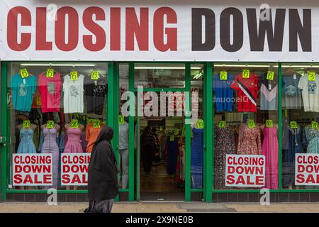 Londres, Royaume-Uni. 1er juin 2024. Signe de clôture de vente sur le magasin qui a cessé ses activités. Un autre exemple du déclin de la grande rue britannique. Banque D'Images