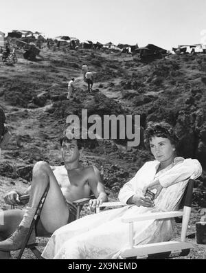 TONY CURTIS et JEAN SIMMONS assis ensemble sur le tournage de SPARTACUS 1960 réalisateur STANLEY KUBRICK roman HOWARD FAST Screenplay DALTON TRUMBO musique ALEX NORTH Bryna Productions / Universal Pictures Banque D'Images