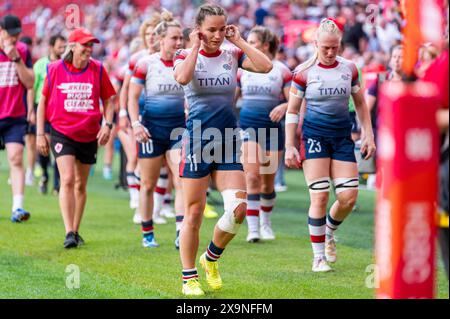 1er juin 2024, Madrid, Madrid, Espagne : Jasmine Joyce de Grande-Bretagne (C) vue quitter le terrain avec ses coéquipières pendant Madrid Rugby Sevens au stade Civitas Metropolitano le 01 juin 2024 à Madrid, Espagne. (Crédit image : © Alberto Gardin/ZUMA Press Wire) USAGE ÉDITORIAL SEULEMENT! Non destiné à UN USAGE commercial ! Banque D'Images