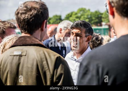 Rishi Sunak lors du lancement du bus de tournée du Parti conservateur pour la campagne électorale générale de 2024 à l'hippodrome de Redcar, Redcar, North Yorkshire, Royaume-Uni. 1/6/2024. Photographie : Stuart Boulton Banque D'Images