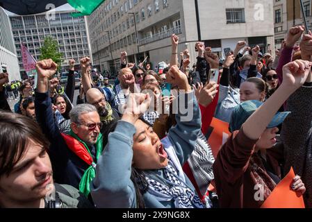 Londres, Royaume-Uni. 01 juin 2024. Les manifestants brandissent les poings et crient des slogans pendant la manifestation à Londres, au Royaume-Uni. La demande des jeunes est une nouvelle organisation de jeunesse. Il lutte pour la fin du génocide. Ils exigent l'embargo sur Israël et un cessez-le-feu permanent. Dans le cadre de la campagne, ils ont l'intention de provoquer des perturbations massives en juin et juillet partout à Londres, au Royaume-Uni. (Photo de Krisztian Elek/SOPA images/SIPA USA) crédit : SIPA USA/Alamy Live News Banque D'Images