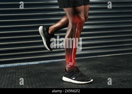 Homme, gymnase et sports avec blessure à la jambe, accident et urgence médicale pour la douleur à l'entraînement. Athlète, étirement et lueur rouge avec entorse musculaire Banque D'Images