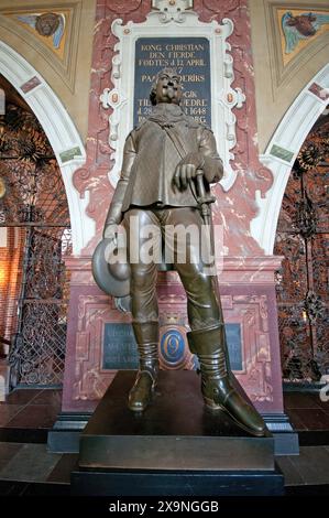 Statue en bronze du roi Christian IV (1577-1648) dans la cathédrale de Roskilde, Roskilde, Danemark Banque D'Images