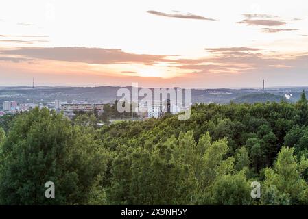 Vue depuis la colline Halda Ema au-dessus de la ville d'Ostrava en république tchèque pendant le coucher du soleil d'été Banque D'Images